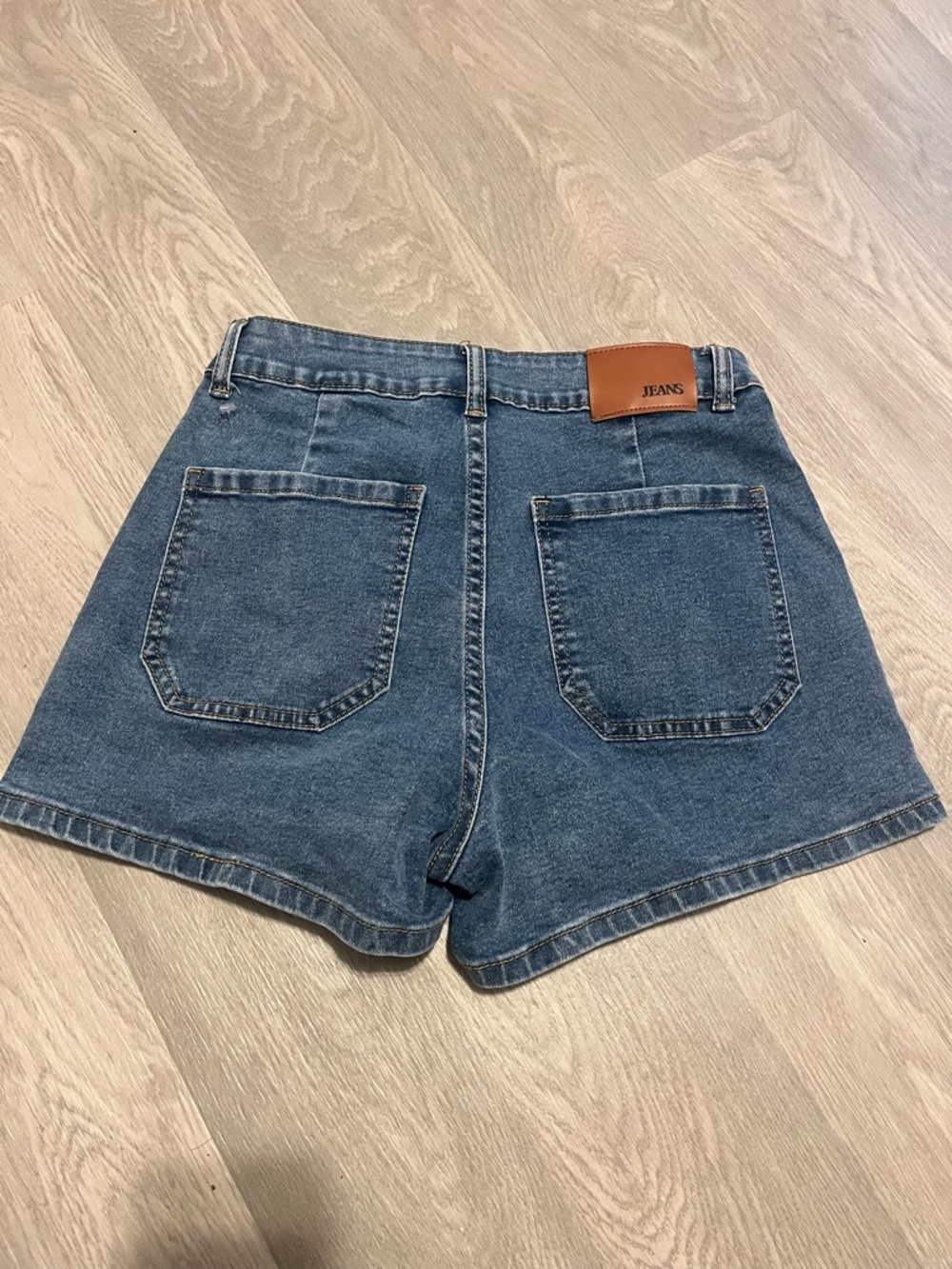 High-Waist Dark Blue Denim Y2K Shorts with Front Patch Pockets - Picture 4 of 6